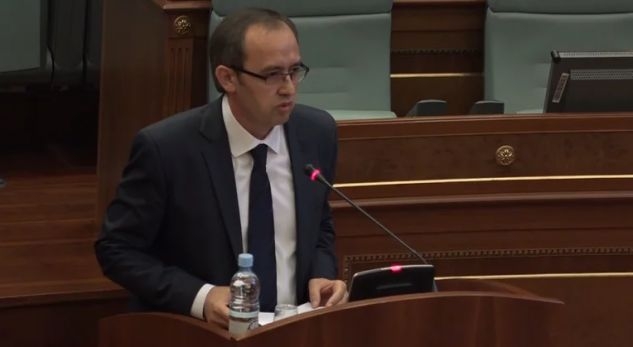 Hoti kërkon rritje të pagës minimale dhe tërheqjen nga trusti