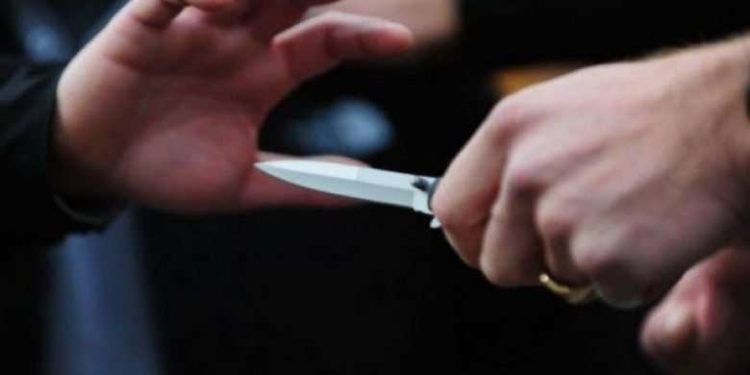 Arrestohet babai pasi sulmon vajzën me thikë