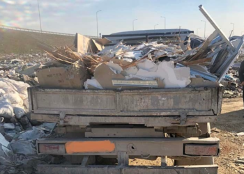 Policia i zë duke hedhur mbeturina pranë autostradës “Ibrahim Rugova”, merret vendim ndaj dy shoferëve kosovarë