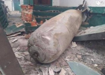 Bomba ruse 500 kg që ra në një ndërtesë banimi në Ukrainë