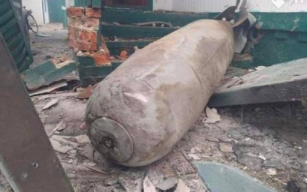 Bomba ruse 500 kg që ra në një ndërtesë banimi në Ukrainë
