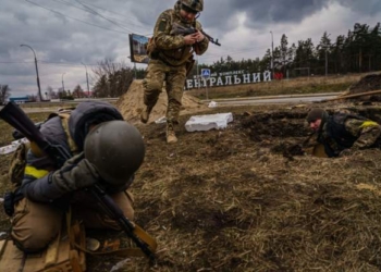 Një i vrarë në sulmet ajrore pranë një ndërtese parashkollore dhe apartamentesh në Dnipro