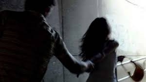 Tentoi ta rrëmbente një grua në Mitrovicë, ikën i dyshuari