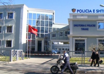 Digjet një stacion policor në Shqipëri, vdes një person i ndaluar