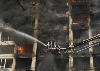 Dy ndërtesa banimi goditen nga bombardimet në Kiev