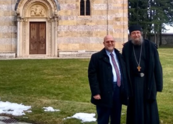 Hovenier viziton Manastirin e Deçanit: Riafirmojmë mbështetjen e SHBA-së për një Kosovë multietnike
