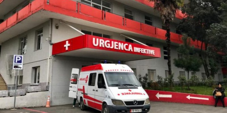 Një i vdekur dhe 324 raste të  reja me COVID-19 në  Maqedoninë  e Veriut