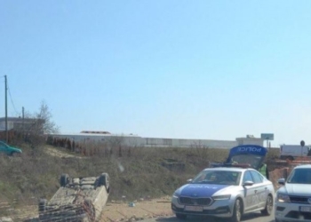 Rrokulliset një veturë në rrugën Mitrovicë – Prishtinë