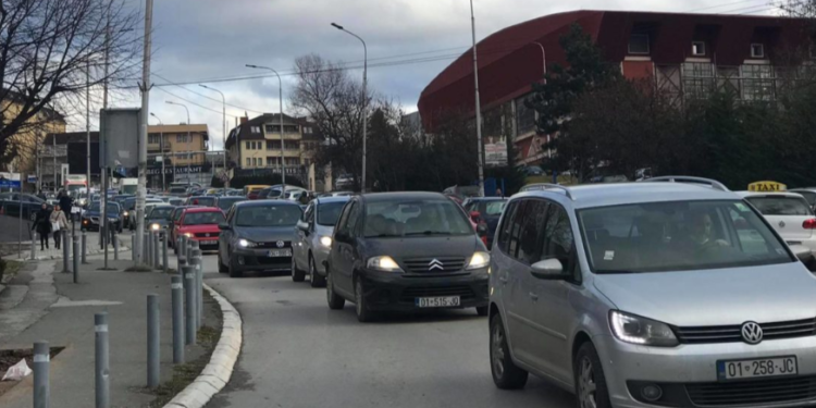 A e dini se ku duhet ti merrni stikersat për vendosje në veturë