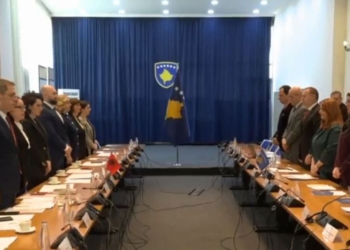 Me një minutë heshtje nis takimi mes Komisionit të Shëndetësisë së Kosovës dhe Shqipërisë