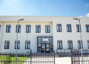 Djali i veteranit të UÇK-së paralajmëron padi ndaj Komunës së Drenasit, thotë se iu bë padrejtësi për një vend pune