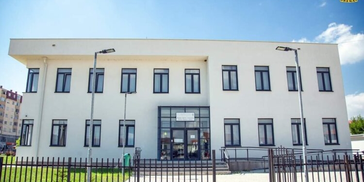 Djali i veteranit të UÇK-së paralajmëron padi ndaj Komunës së Drenasit, thotë se iu bë padrejtësi për një vend pune