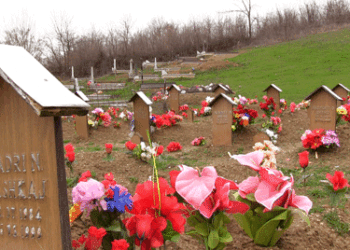 Rivarrosen sot mbetjet mortore të shtatë viktimave të luftës nga Masakra e Krushës së Vogël