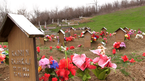 Rivarrosen sot mbetjet mortore të shtatë viktimave të luftës nga Masakra e Krushës së Vogël