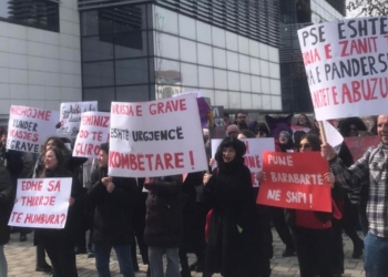 Fillon marshi protestues “Marshojmë s’festojmë”