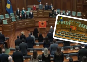 Ganimete Musliu vendos Flamurin e UÇK-së në foltoren e Kuvendit