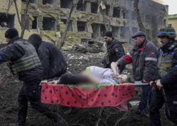 Vdes bashkë me foshnjën, gruaja shtatzënë që u fotografua duke u evakuar nga spitali në Ukrainë