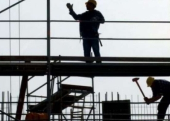 Bie nga shkallët derisa ishte duke punuar në një objekt ndërtimi