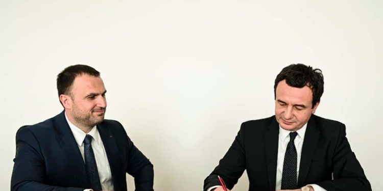 Shefi i kabinetit të Kurtit: Në fabrikë vaji shitet 2,10 euro, e në markete 3,49 euro