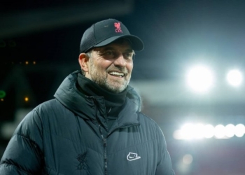 Klopp kërkon nga Liverpooli që të vazhdojë bezdisjen në garën për titullin e Premier Ligës
