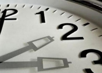 Ndryshon ora, akrepat shkojnë 60 minuta para