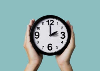 Sonte bëhet ndërrimi i orës, akrepat lëvizin 60 minuta para