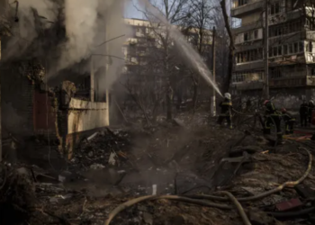 Dy të vrarë nga granatimet e zonave të banuara në Kievin perëndimor