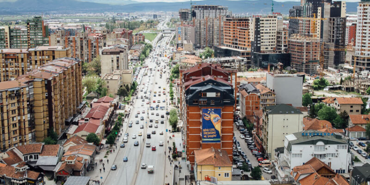 Kanoset me thikë i mituri për 10 euro