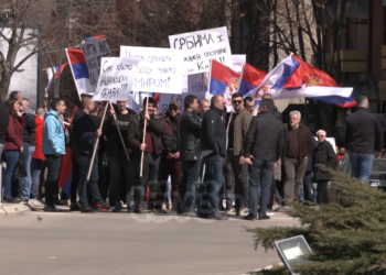 Protesta në Graçanicë, me pankarta kundër Kurti