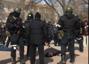 Rusët rrahin dhe arrestojnë  protestuesit në një qytet të Ukrainës