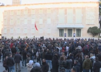 Protestohet në Shqipëri kundër rritjes së çmimit të naftës