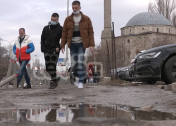 Trotuaret të mbushura me vetura, qytetarët ankohen