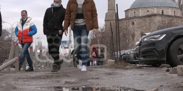 Trotuaret të mbushura me vetura, qytetarët ankohen