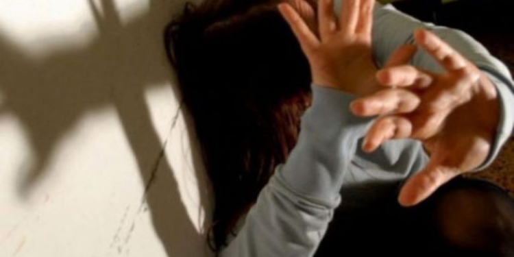 Nëna rrah vajzën e saj të mitur në Viti