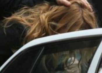 Dy persona e fusin me dhunë të miturën në veturë, pastaj e hedhin në rrugë