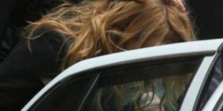 Dy persona e fusin me dhunë të miturën në veturë, pastaj e hedhin në rrugë