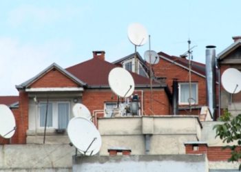 Prishtinasit kanë afat 90 ditë që të largojnë antenat satelitore nga ndërtesat