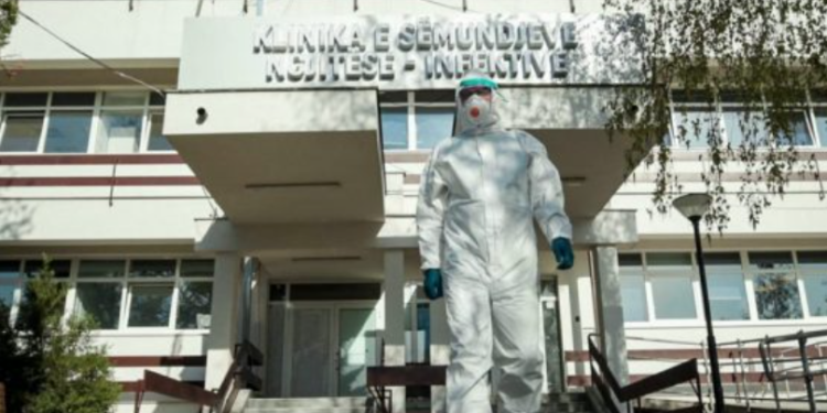 Në SHSKUK po trajtohen 11 pacientë me COVID-19, dy në Mjekim Intensiv