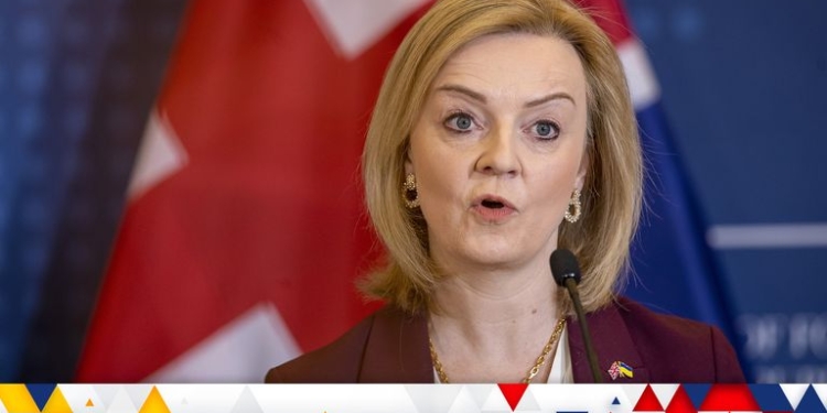 Truss: Putin po rrëmben civilë të pafajshëm