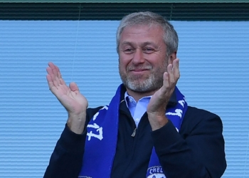 Chelsea merr frymë lirshëm, Abramovich ka afat 10-të ditor nga qeveria britanike për shitjen e klubit