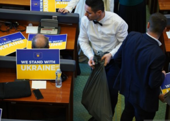 Deputetët e VV-së në seancën e sotme kërkuan largimin shisheve të ujit, Pacolli tregon arsyen