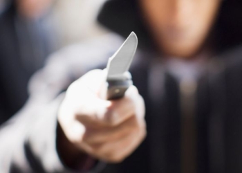 Kanoset me thikë i mituri për 10 euro