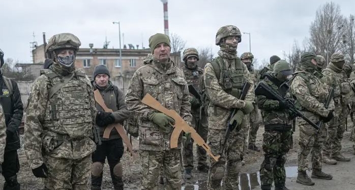 Kthehen nga diaspora mbi 66 mijë ukrainas për të luftuar për kombin e tyre