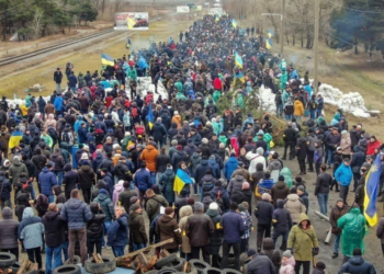 Qytetarët ukrainas bllokojnë ushtarët rus