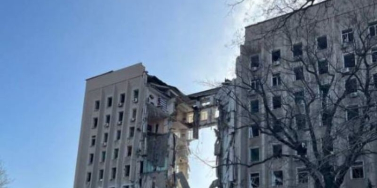 Shkatërrohet nga sulmi një zyrë e administratës rajonale ne Mykolayiy