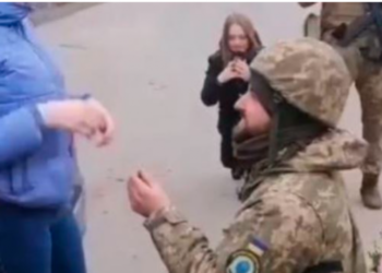 Ushtari i bën propozimin epik të dashurës mes armëve