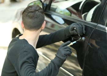 I vidhet vetura në oborr të shtëpisë