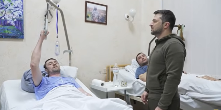​Zelensky viziton ushtarët e plagosur ukrainas