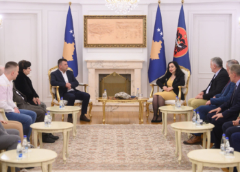 Presidentja Osmani dekoron post mortum pesë ushtarë të brigadës së UÇK-së 138 “Agim Ramadani”