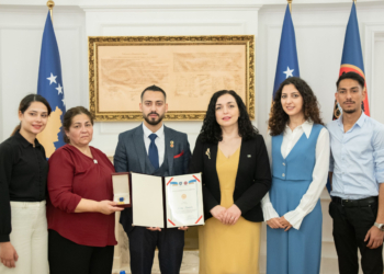 Osmani dekoron me Medalje Presidenciale të Meritave dramaturgun Nexhip Menekshe